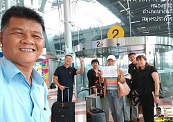 ชูป้ายรับเข้า สนามบินสุวรรณภูมิ รับน้องนักศึกษาชาวจีน